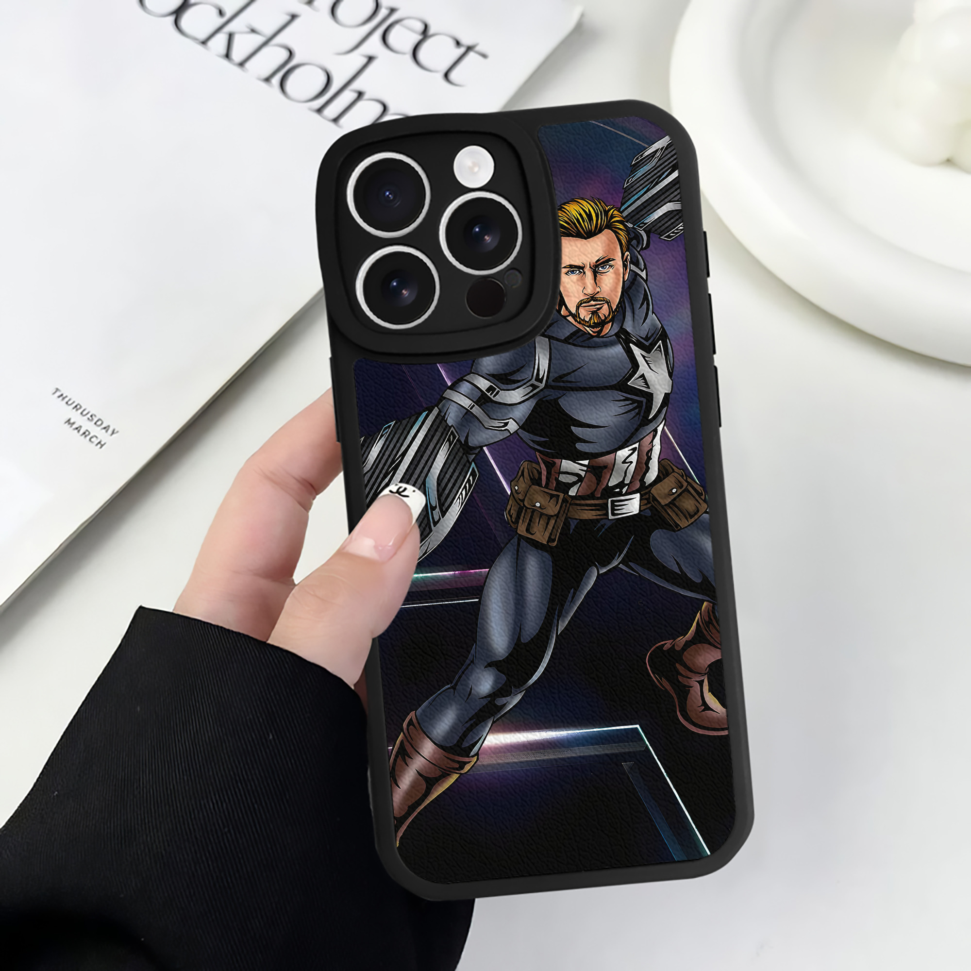 （画像用） アベンジャーズ The Avengers 【iPhone 16シリーズ対応】シリコンスマホケース（レザー調） 材質：シリコン